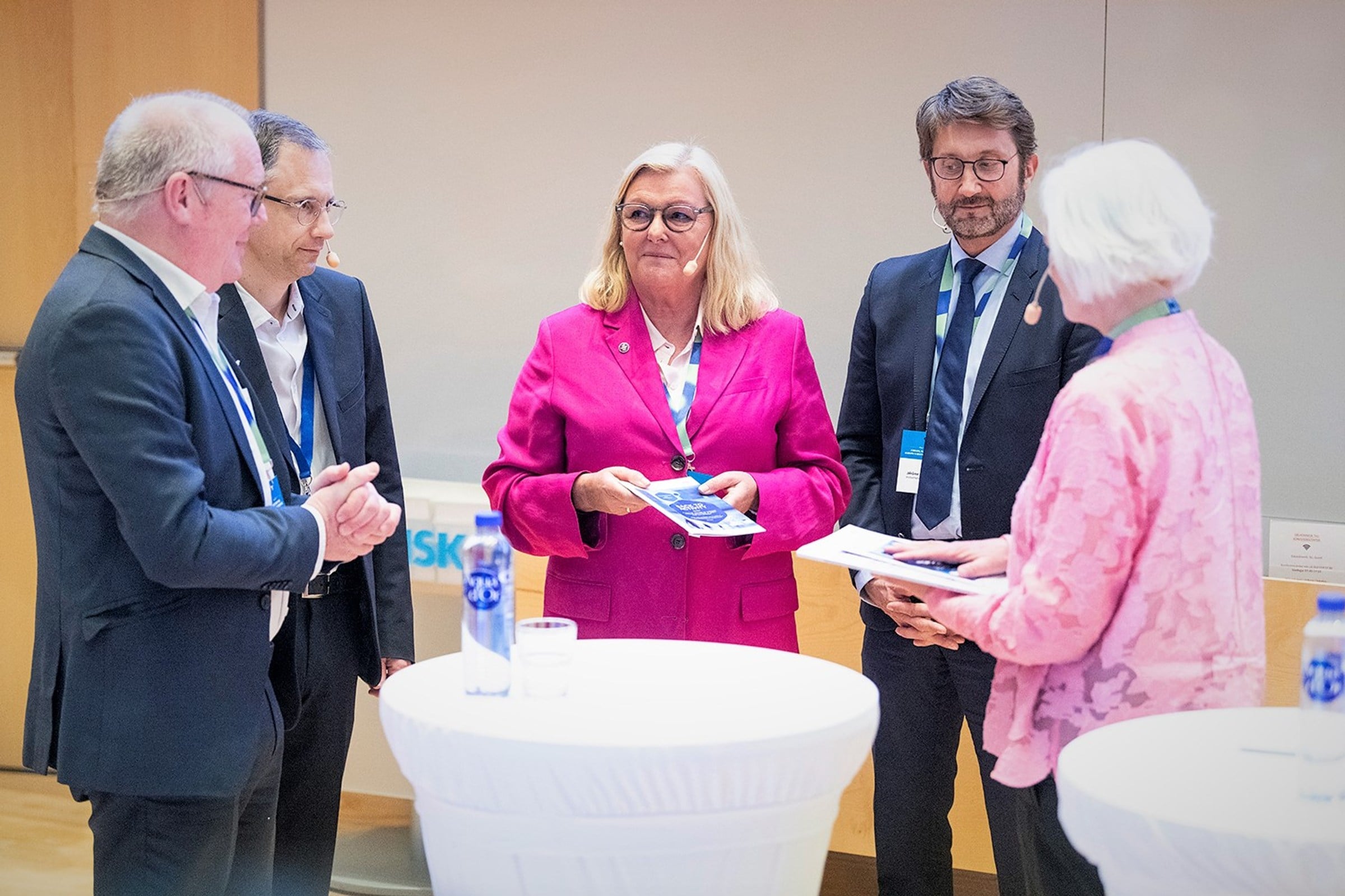 Yvonne Wengstr&ouml;m b&auml;r en cerise kavaj och har svarta ovala glas&ouml;gon.